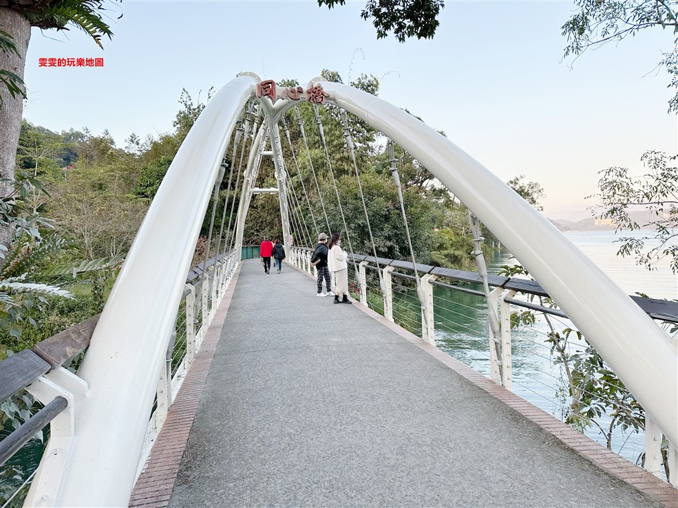 南投魚池。向山遊客中心,清水模建築、無敵湖景，還有必拍的雙心搭配落羽松美景 @雯雯的玩樂地圖