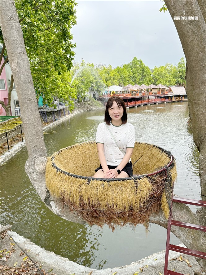 雲林斗六。近水樓台湖畔森林咖啡,濃濃南洋渡假風，坐在高腳屋上遠遠一拍就宛如偽出國照一般 @雯雯的玩樂地圖