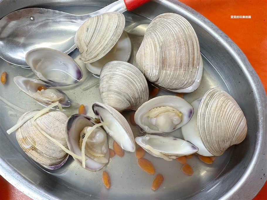 新北萬里。龜吼漁港,除了可以大吃海鮮外,還能到一旁的抹茶小山丘和不遠的駱駝峰拍拍照 @雯雯的玩樂地圖