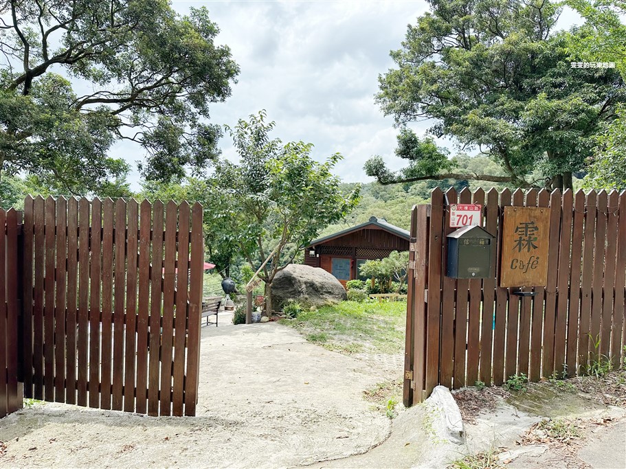 桃園龜山。霖咖啡lincafe，森林裡的小木屋,俯瞰山林享受綠意包圍的下午茶 @雯雯的玩樂地圖