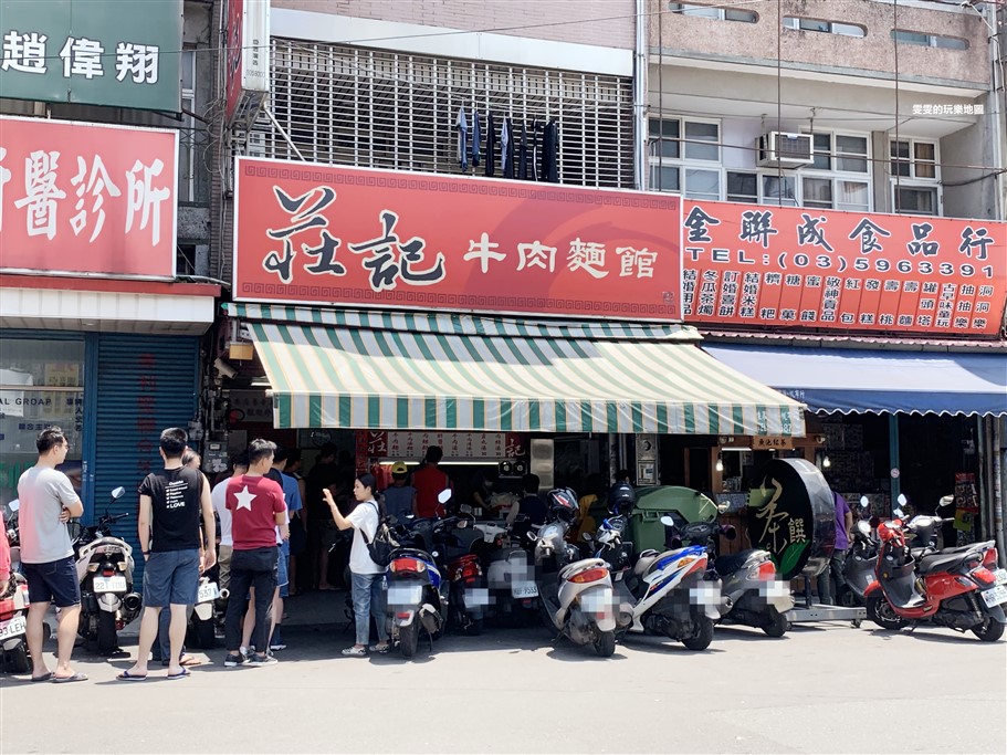 新竹竹東。莊記牛肉麵館,隱身在市場中的人氣排隊美食 @雯雯的玩樂地圖