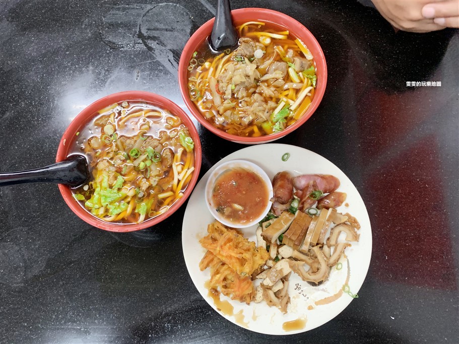 新竹竹東。莊記牛肉麵館,隱身在市場中的人氣排隊美食 @雯雯的玩樂地圖