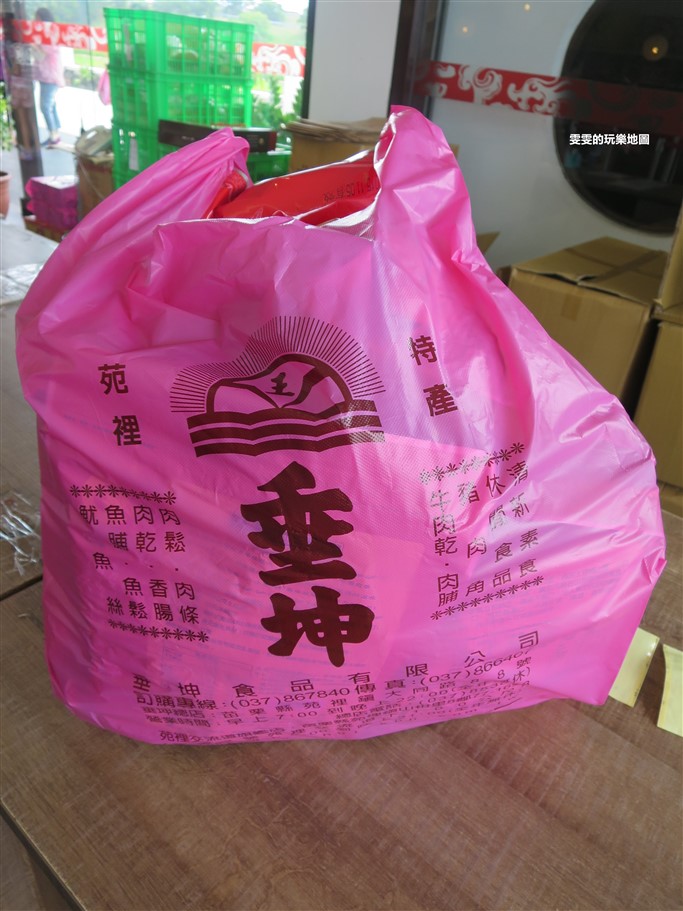 苗栗苑裡。垂坤食品旗艦店,苑裡交流道旁,伴手禮採買好去處,購物方便、停車方便就連結帳都好方便啊 @雯雯的玩樂地圖