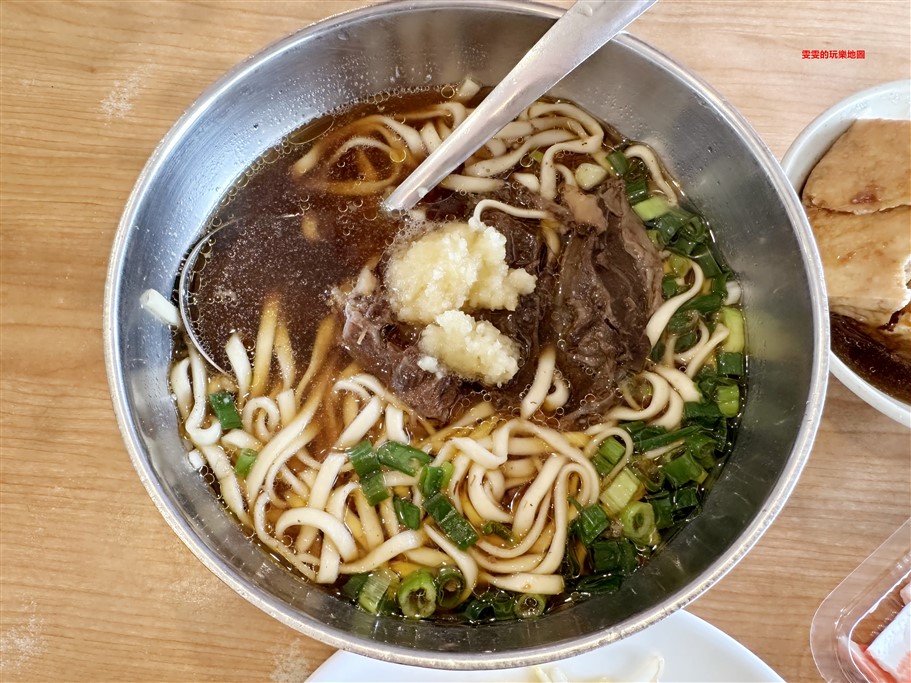 新竹湖口。老皮牛肉麵,店內用餐豆花、豆漿免費享用 @雯雯的玩樂地圖