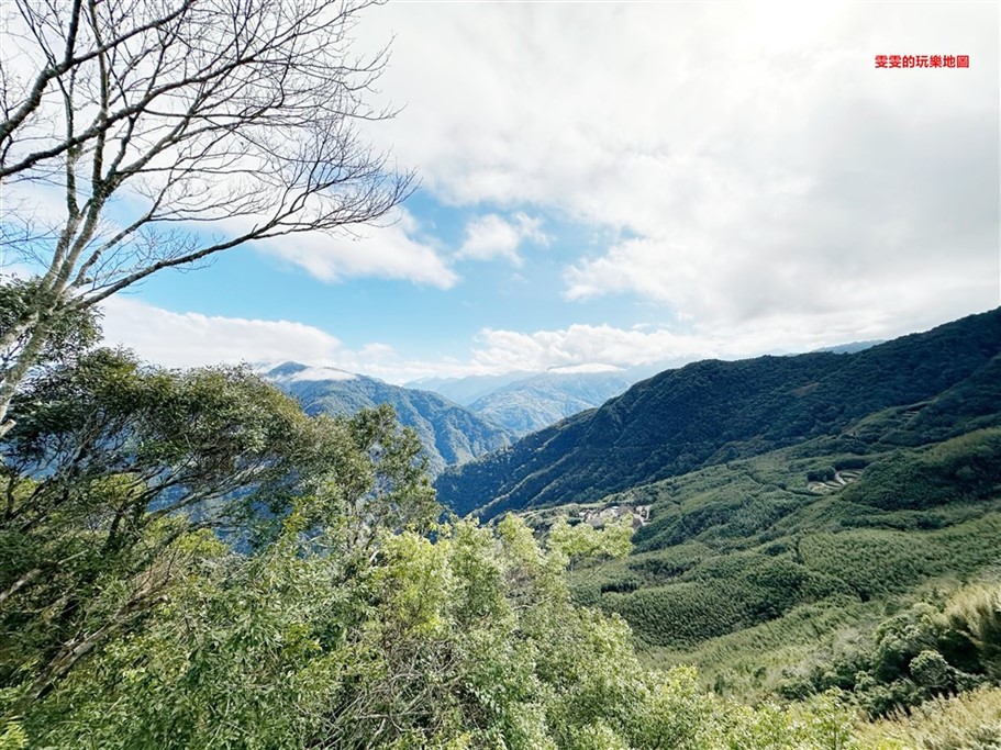 新竹尖石。魯壁一家人，飽覽綿延的山景,群山環繞中用餐,景色絕佳 @雯雯的玩樂地圖