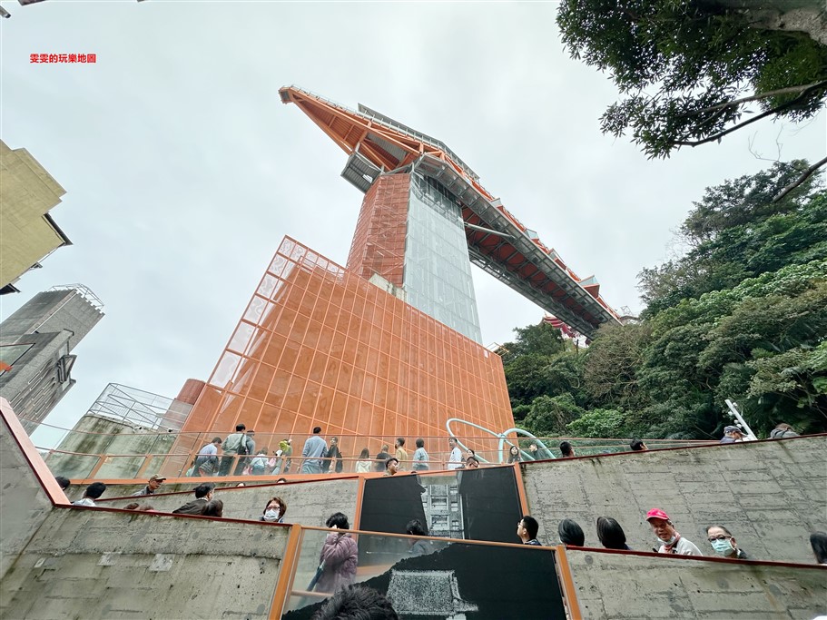 基隆。基隆塔，基隆最新地標、免費參觀，一次暢遊主普壇、崆茶屋、遠見人文空間、中正公園、信二防空洞 @雯雯的玩樂地圖