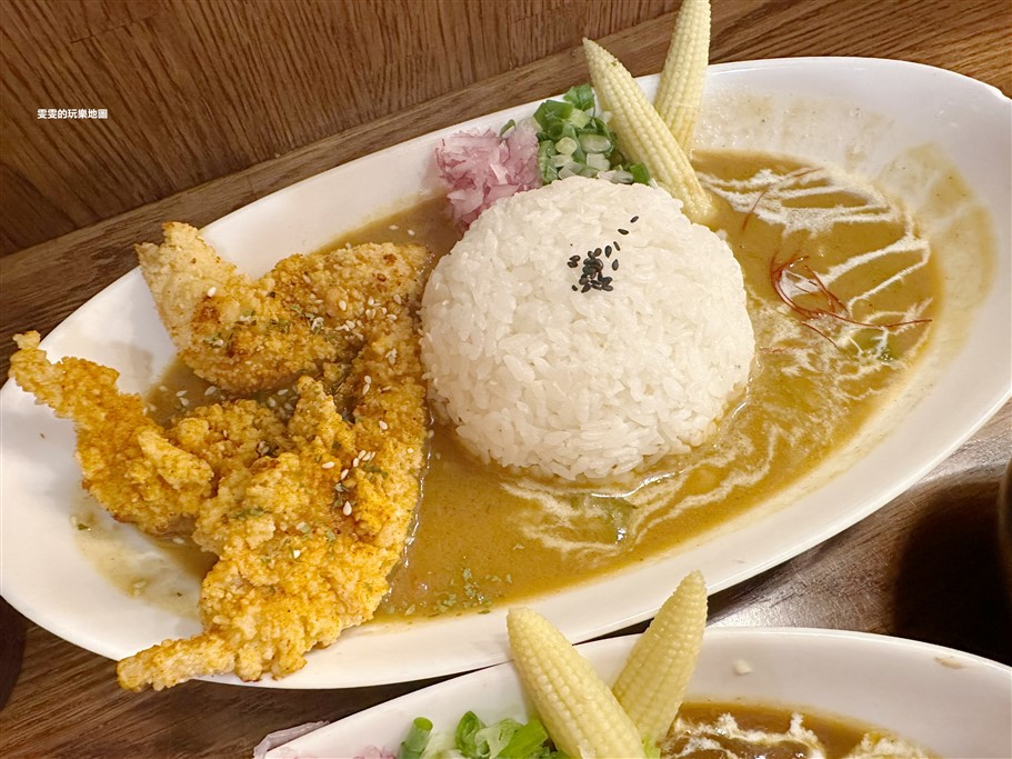 桃園中壢。天地咖哩Daddy&#8217;s Curry中原店，一到用餐時間就出現排隊人龍，內用享有免費加湯、加飯、加醬 @雯雯的玩樂地圖