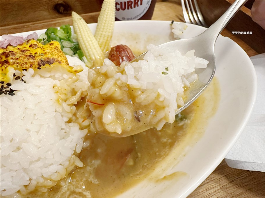 桃園中壢。天地咖哩Daddy&#8217;s Curry中原店，一到用餐時間就出現排隊人龍，內用享有免費加湯、加飯、加醬 @雯雯的玩樂地圖