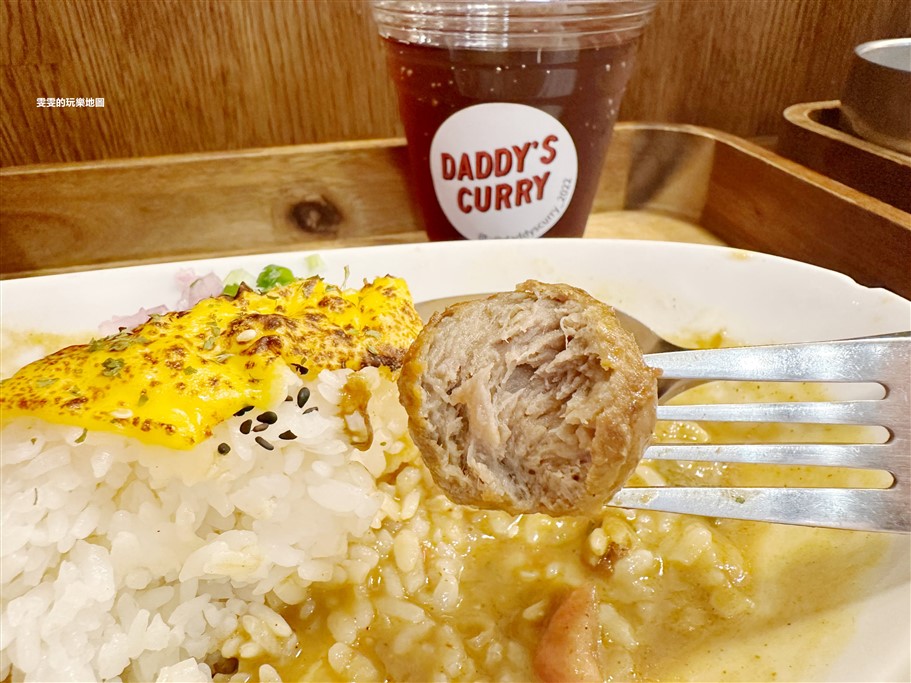 桃園中壢。天地咖哩Daddy&#8217;s Curry中原店，一到用餐時間就出現排隊人龍，內用享有免費加湯、加飯、加醬 @雯雯的玩樂地圖