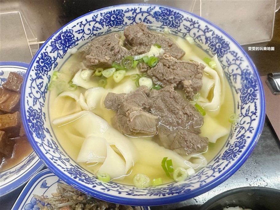 苗栗苑裡。大鼎夏荷牛肉麵館,來豪宅吃牛肉麵，還有提供免費豆花吃到飽 @雯雯的玩樂地圖