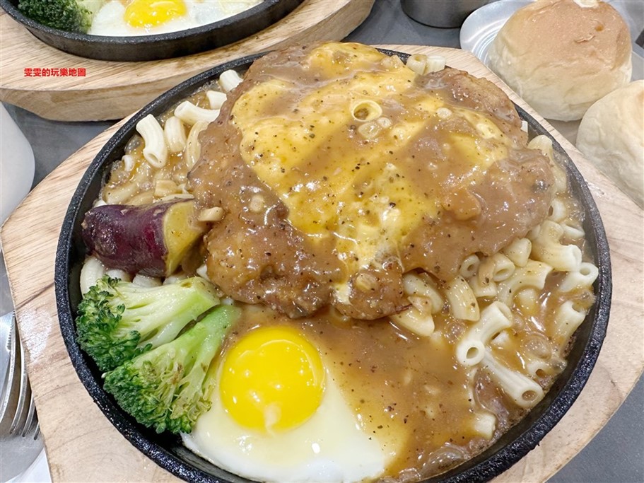 桃園中壢。300° STEAK青埔店,青埔人氣排隊牛排館,用平價的消費享受質感的裝潢 @雯雯的玩樂地圖