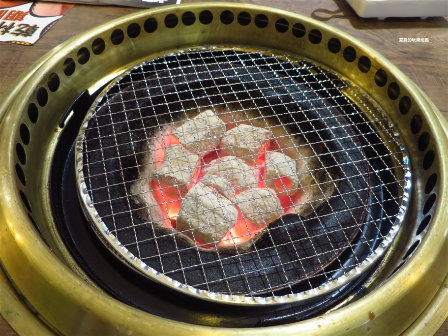 桃園中壢。乾杯燒肉居酒屋桃園大江店,歡樂用餐氣氛,快帶另一半來用餐,親親就送五花肉 @雯雯的玩樂地圖