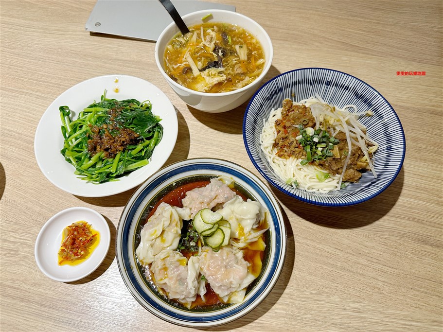 新竹。游麵館中央店，鄰近遠東巨城購物中心，大顆飽滿、肉餡紮實超巨餛飩讓人印象深刻 @雯雯的玩樂地圖