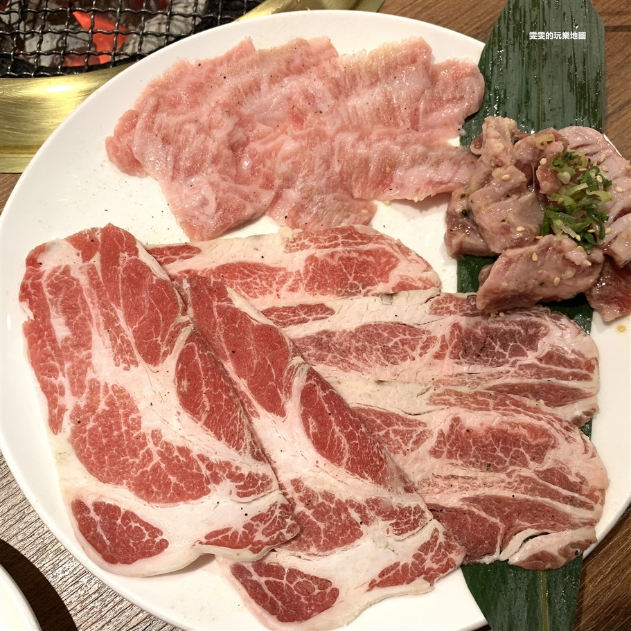 桃園中壢。乾杯燒肉居酒屋桃園大江店,歡樂用餐氣氛,快帶另一半來用餐,親親就送五花肉 @雯雯的玩樂地圖