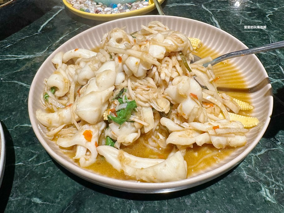 桃園中壢。Siam Siam 泰式料理華泰店,網美系裝潢、多樣化料理選擇,還有超吸睛飲品 @雯雯的玩樂地圖