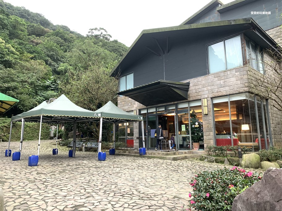 新北金山。八煙溫泉會館,半露天設計的湯屋空間大又乾淨舒適 @雯雯的玩樂地圖