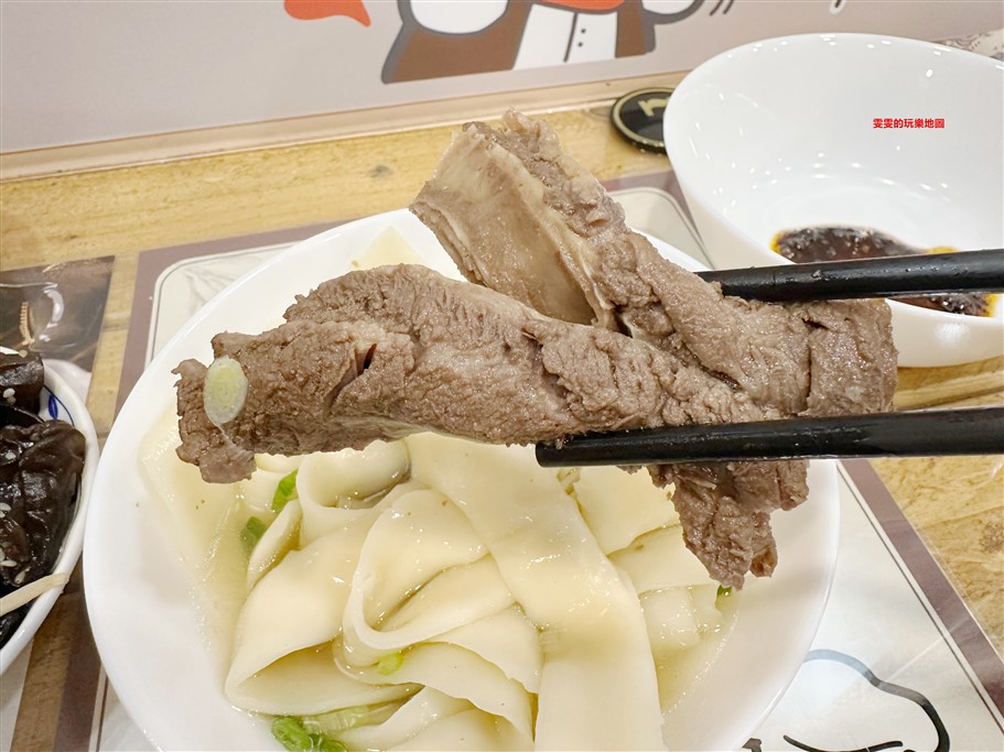 桃園中壢。清牛堂清燉牛肉麵中壢店,清甜溫和順口湯頭讓人唇齒留香,搭配肉量十足的牛肋條,吃了超級滿足 @雯雯的玩樂地圖