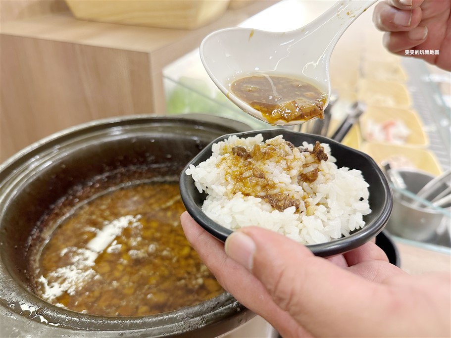 桃園中壢。小牧鍋minimoo桃園中壢店，主打熟成牛肉搭配獨家牛骨湯底 @雯雯的玩樂地圖