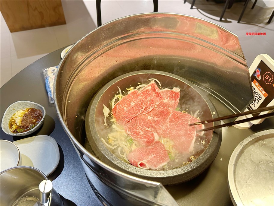 桃園大園。東東石頭火鍋，專人桌邊爆炒配料，搭配現切高級肉品、以及近百種蔬食、火鍋料自取 @雯雯的玩樂地圖