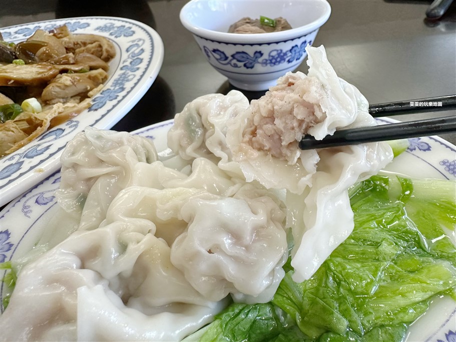 新竹竹東。包Sir牛肉麵餃子館,有著新竹五大牛肉麵之一的稱號,在地排隊大份量美食 @雯雯的玩樂地圖