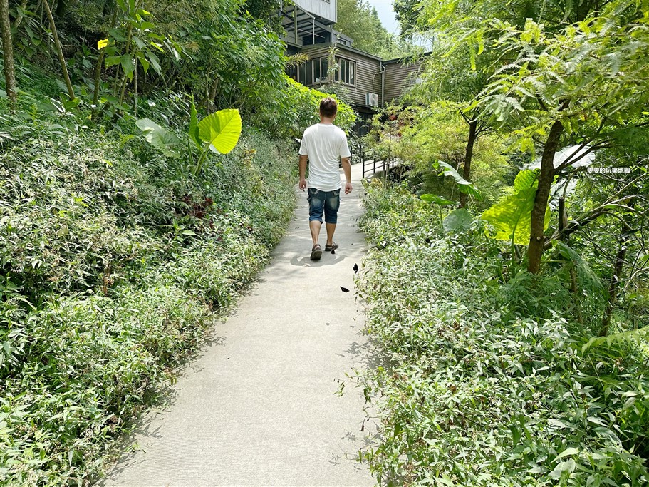 苗栗三義。卓也小屋，古色古香的建築，彷彿從現代穿越到過去，在這可以賞花、賞螢火蟲，還能體驗藍染的趣味 @雯雯的玩樂地圖