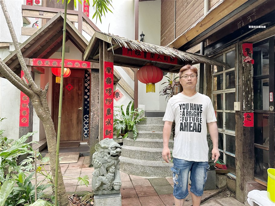 苗栗三義。卓也小屋，古色古香的建築，彷彿從現代穿越到過去，在這可以賞花、賞螢火蟲，還能體驗藍染的趣味 @雯雯的玩樂地圖