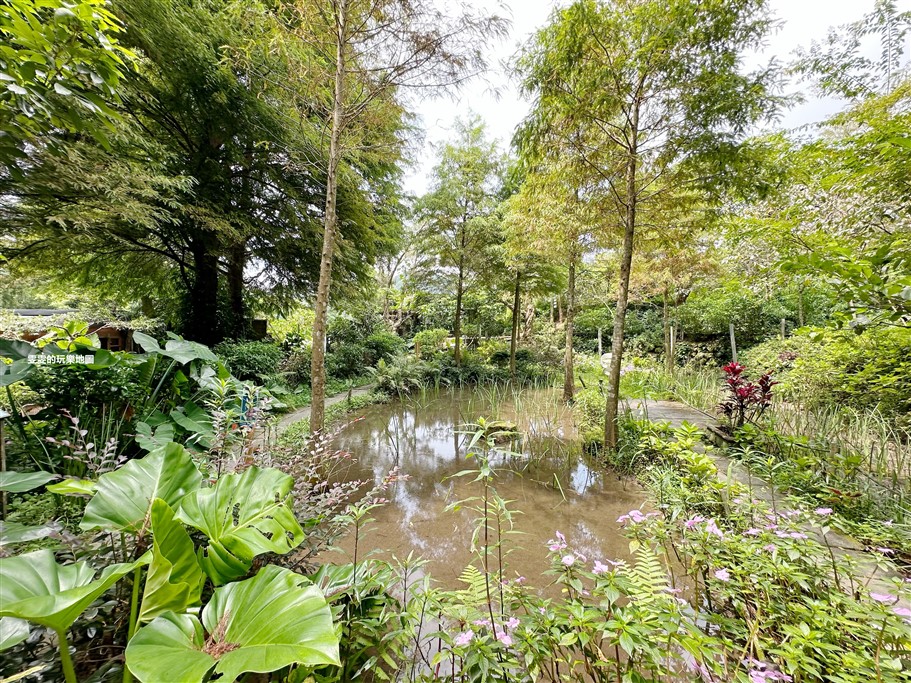 苗栗三義。卓也小屋，古色古香的建築，彷彿從現代穿越到過去，在這可以賞花、賞螢火蟲，還能體驗藍染的趣味 @雯雯的玩樂地圖