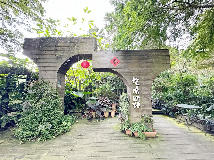 苗栗三義。卓也小屋，古色古香的建築，彷彿從現代穿越到過去，在這可以賞花、賞螢火蟲，還能體驗藍染的趣味 @雯雯的玩樂地圖