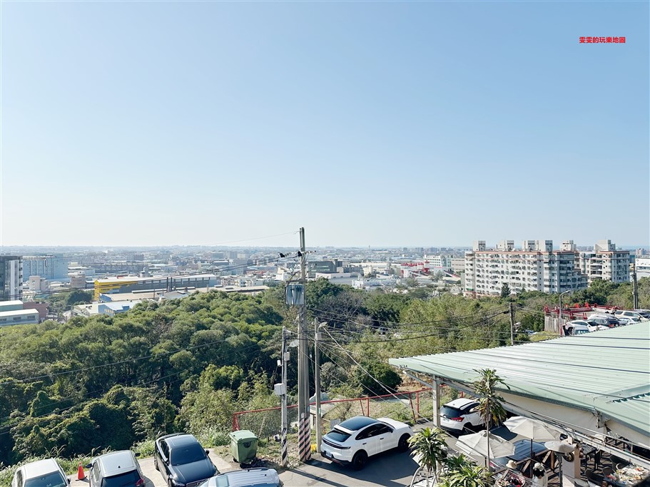 桃園蘆竹。秘覓良品山上花兒開了咖啡景觀餐廳，提供大份量餐點，有著無敵的視野,是個看風景與夕陽、夜景的好去處 @雯雯的玩樂地圖