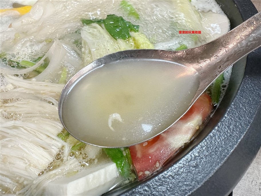 桃園中壢。石乘拾石頭火鍋中北旗艦店,湯頭順口不油膩,強推海鮮食材品質有保證 @雯雯的玩樂地圖