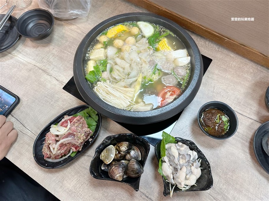 桃園中壢。石乘拾石頭火鍋中北旗艦店,湯頭順口不油膩,強推海鮮食材品質有保證 @雯雯的玩樂地圖