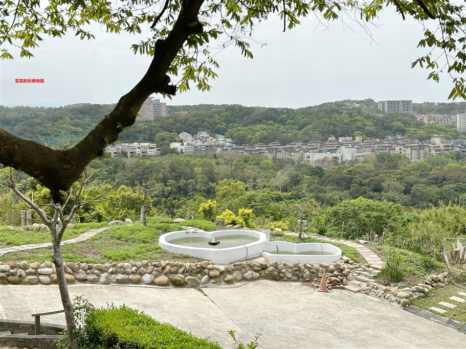 新竹。101青草湖創新農莊（101高山頂景觀餐廳），鄰近青草湖，景色優美，讓你居高臨下俯瞰青草湖及新竹夜景 @雯雯的玩樂地圖