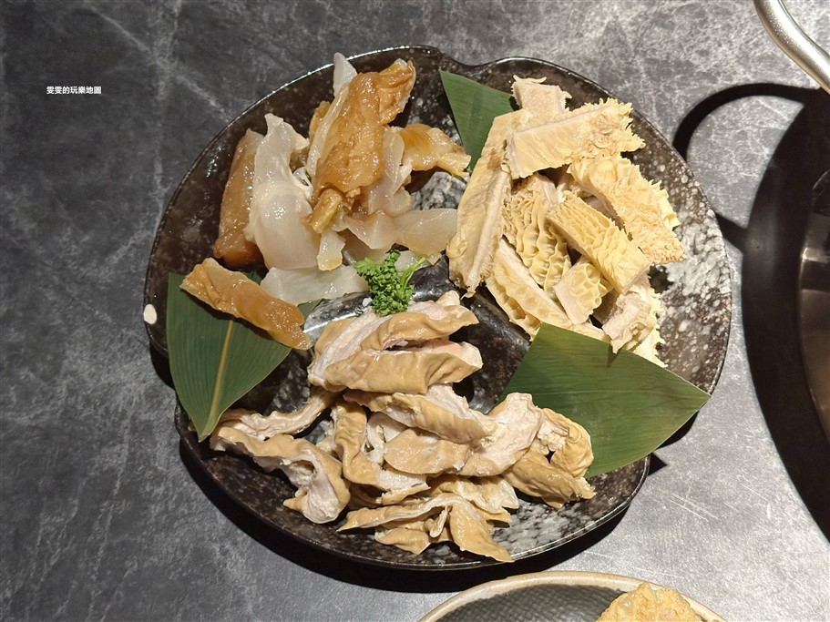 桃園中壢。怎麼辣頂級鴛鴦鍋，青埔高鐵特區，壽星一定要來參與，幾歲就送幾隻蝦 @雯雯的玩樂地圖