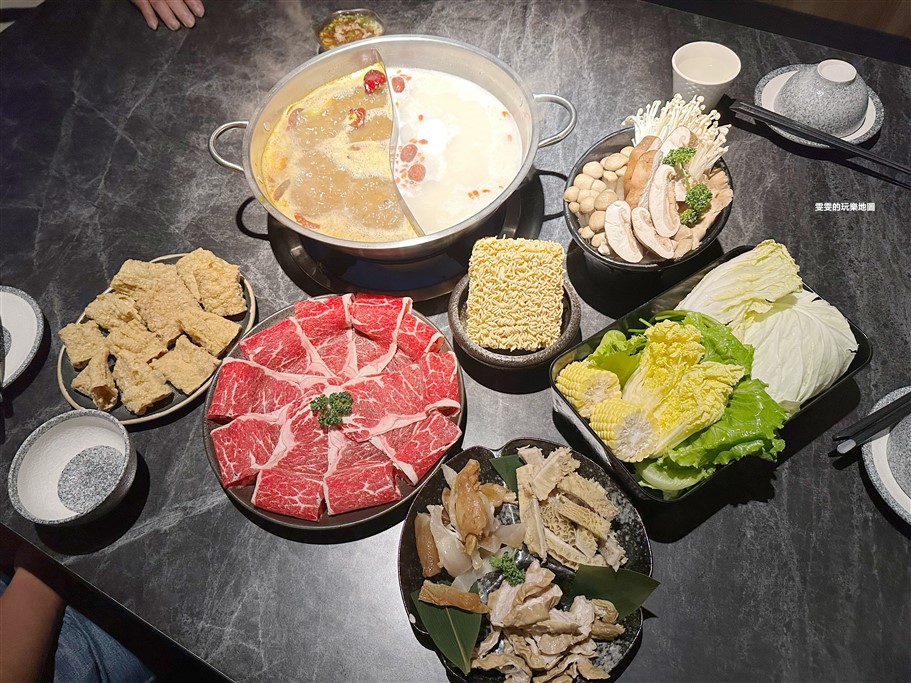 桃園中壢。怎麼辣頂級鴛鴦鍋，青埔高鐵特區，壽星一定要來參與，幾歲就送幾隻蝦 @雯雯的玩樂地圖