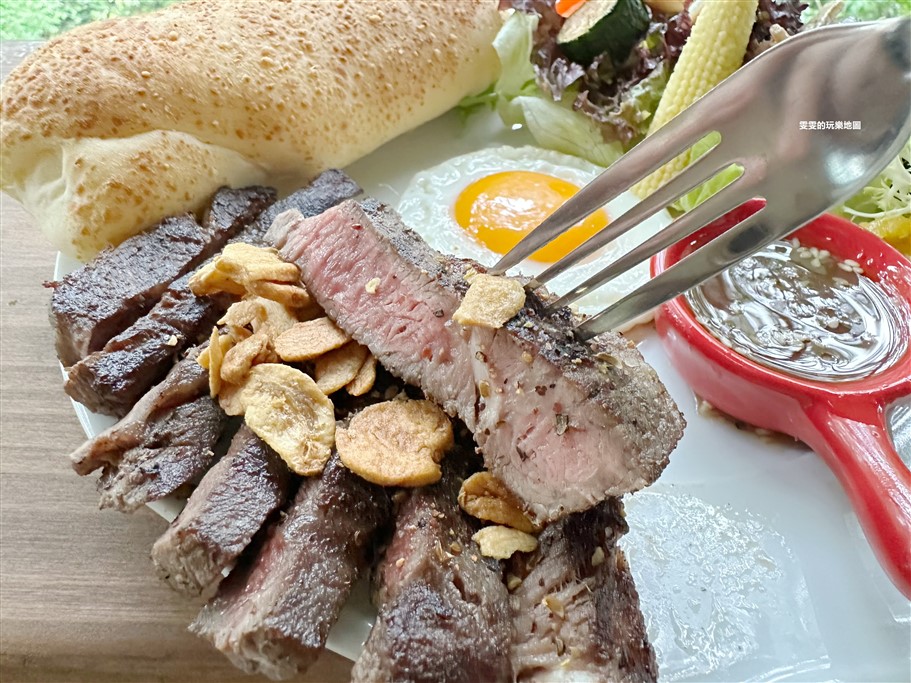新北三峽。無聊秘境，山林間的秘境早午餐，在溪邊享用早午餐、聽著潺潺的流水聲，真的超級chill～ @雯雯的玩樂地圖