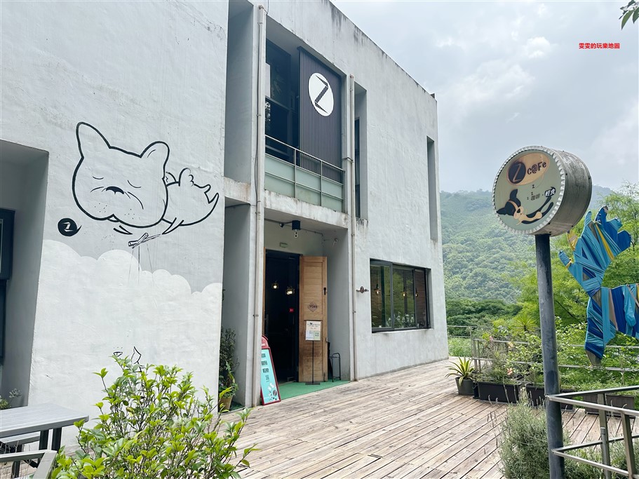 新竹尖石。Z CAFE，鄰近內灣老街，山林間的玻璃屋 @雯雯的玩樂地圖