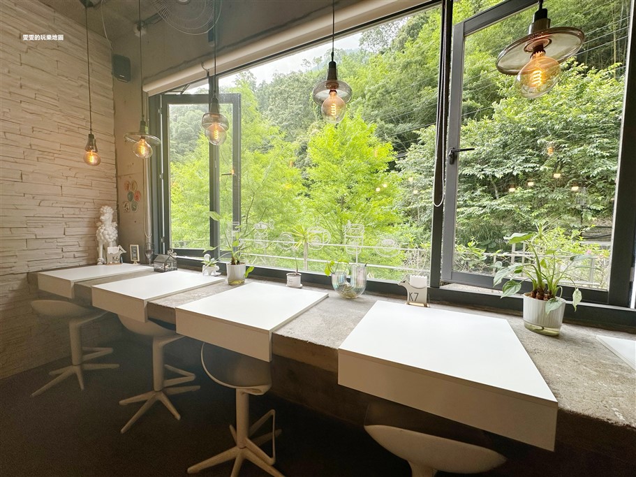 新竹尖石。Z CAFE，鄰近內灣老街，山林間的玻璃屋 @雯雯的玩樂地圖