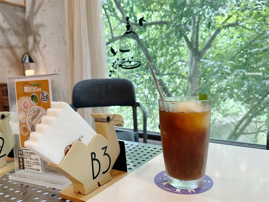 新竹尖石。Z CAFE，鄰近內灣老街，山林間的玻璃屋 @雯雯的玩樂地圖