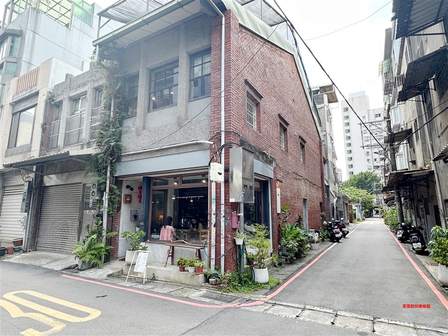 桃園。粗蒔the chos ，巷弄內的紅磚瓦厝老宅咖啡店，濃濃的懷舊氛圍感 @雯雯的玩樂地圖