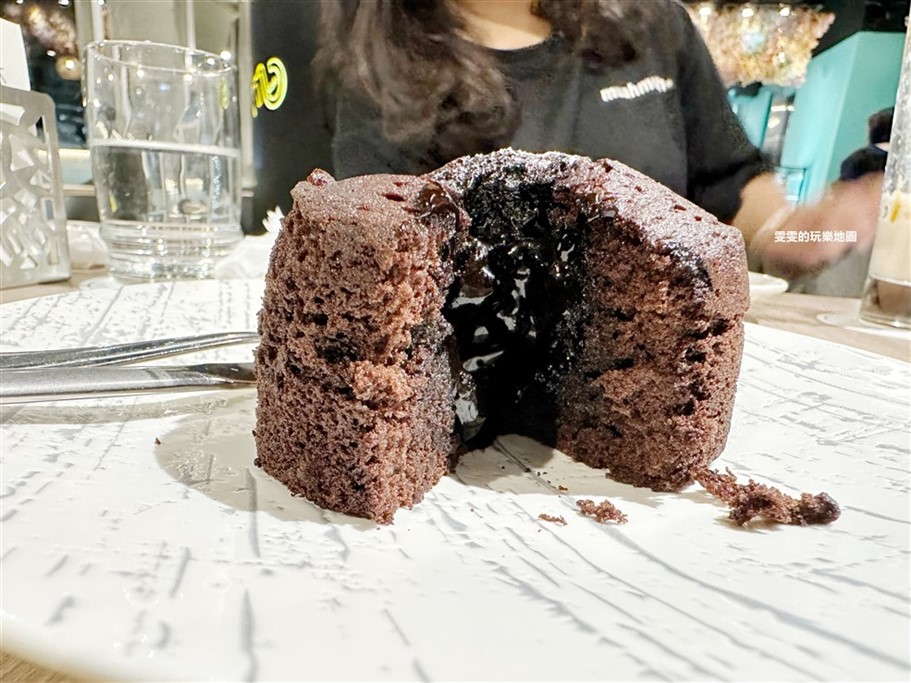 桃園中壢。義沐Eat Mu Cafe中壢中美店,網美系裝潢,多樣化餐點選擇,絕對是女孩們聚餐的首選啊 @雯雯的玩樂地圖