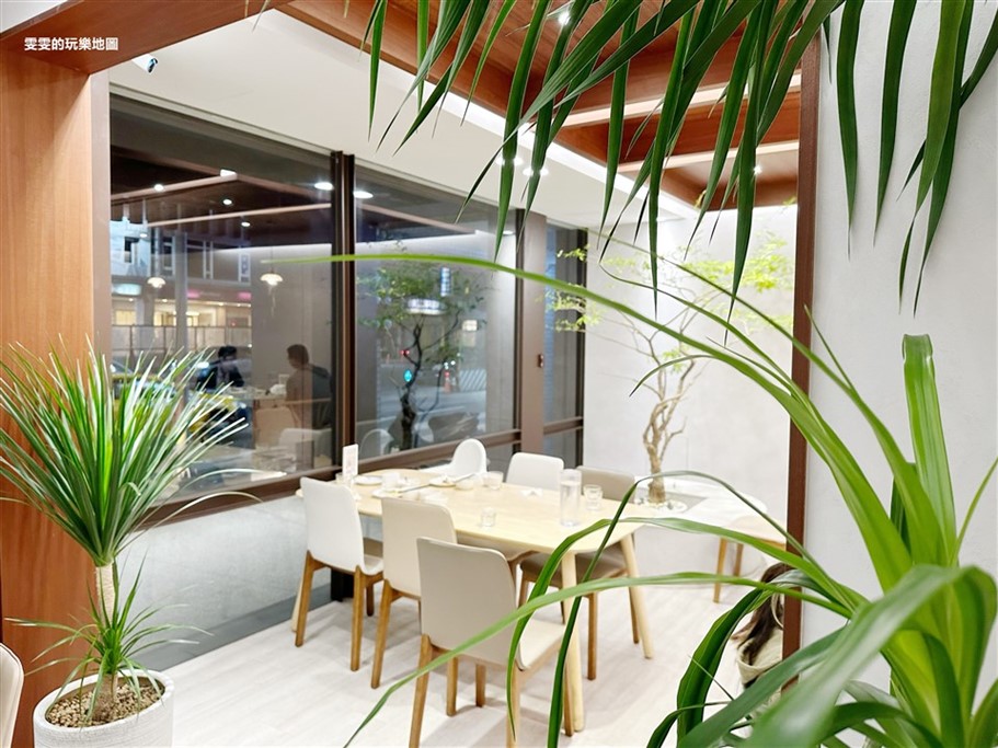 桃園。阿本家中正藝文店,純白色系簡約風,餐點選擇多、聚餐好去處 @雯雯的玩樂地圖