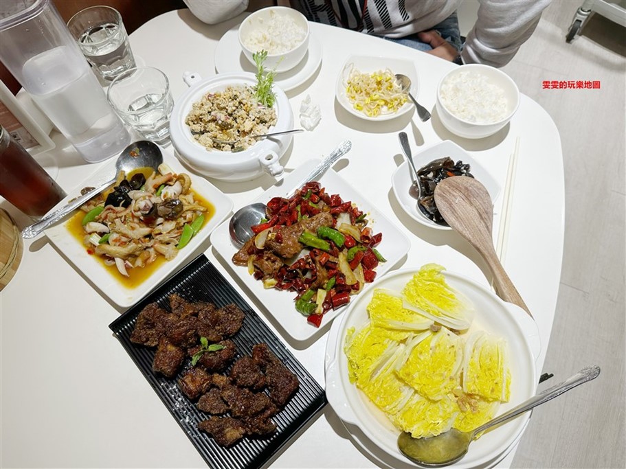 桃園。阿本家中正藝文店,純白色系簡約風,餐點選擇多、聚餐好去處 @雯雯的玩樂地圖