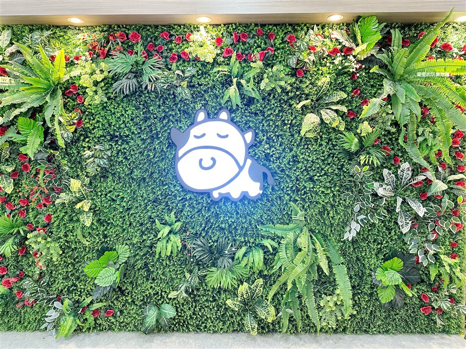 桃園中壢。小蒙牛頂級麻辣養生鍋家樂福中壢店，不只提供火鍋、燒烤雙享受，還有超豐富的自助吧可以享用 @雯雯的玩樂地圖