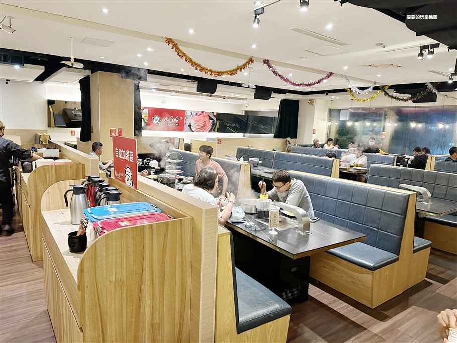 桃園中壢。小蒙牛頂級麻辣養生鍋家樂福中壢店，不只提供火鍋、燒烤雙享受，還有超豐富的自助吧可以享用 @雯雯的玩樂地圖