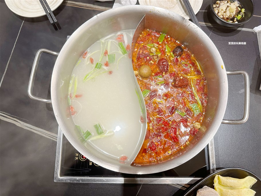 桃園中壢。小蒙牛頂級麻辣養生鍋家樂福中壢店，不只提供火鍋、燒烤雙享受，還有超豐富的自助吧可以享用 @雯雯的玩樂地圖