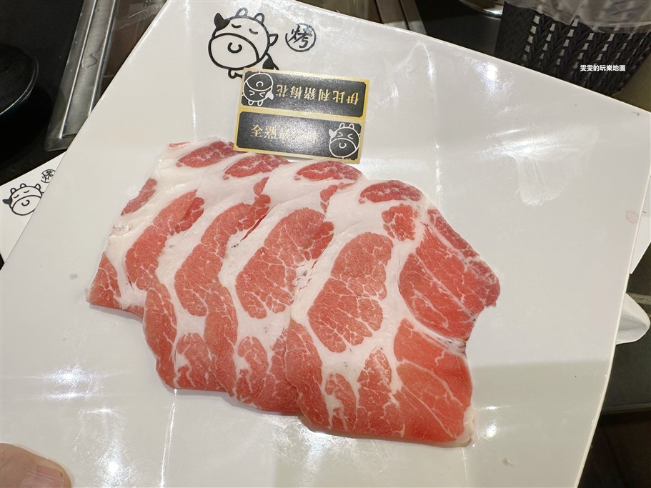 桃園中壢。小蒙牛頂級麻辣養生鍋家樂福中壢店，不只提供火鍋、燒烤雙享受，還有超豐富的自助吧可以享用 @雯雯的玩樂地圖