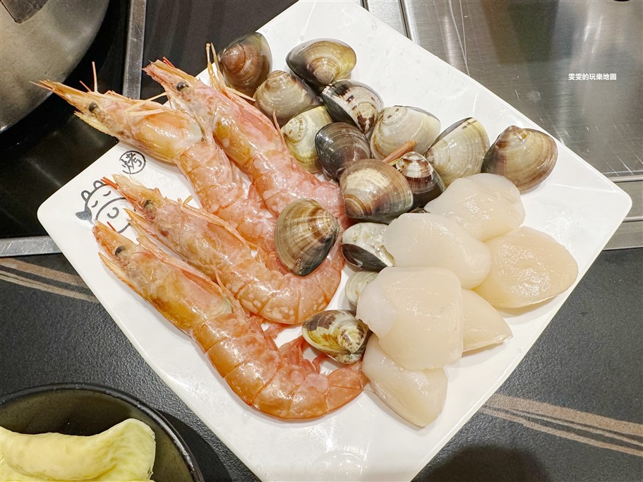 桃園中壢。小蒙牛頂級麻辣養生鍋家樂福中壢店，不只提供火鍋、燒烤雙享受，還有超豐富的自助吧可以享用 @雯雯的玩樂地圖