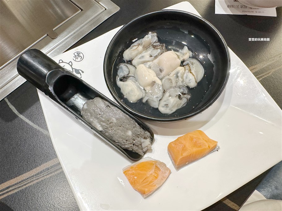 桃園中壢。小蒙牛頂級麻辣養生鍋家樂福中壢店，不只提供火鍋、燒烤雙享受，還有超豐富的自助吧可以享用 @雯雯的玩樂地圖