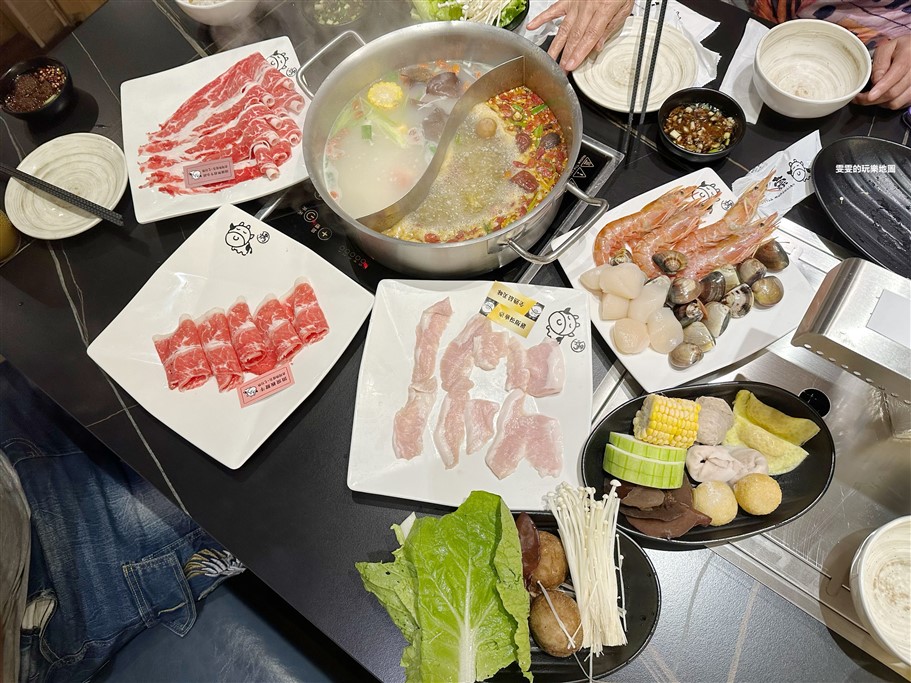 桃園中壢。小蒙牛頂級麻辣養生鍋家樂福中壢店，不只提供火鍋、燒烤雙享受，還有超豐富的自助吧可以享用 @雯雯的玩樂地圖