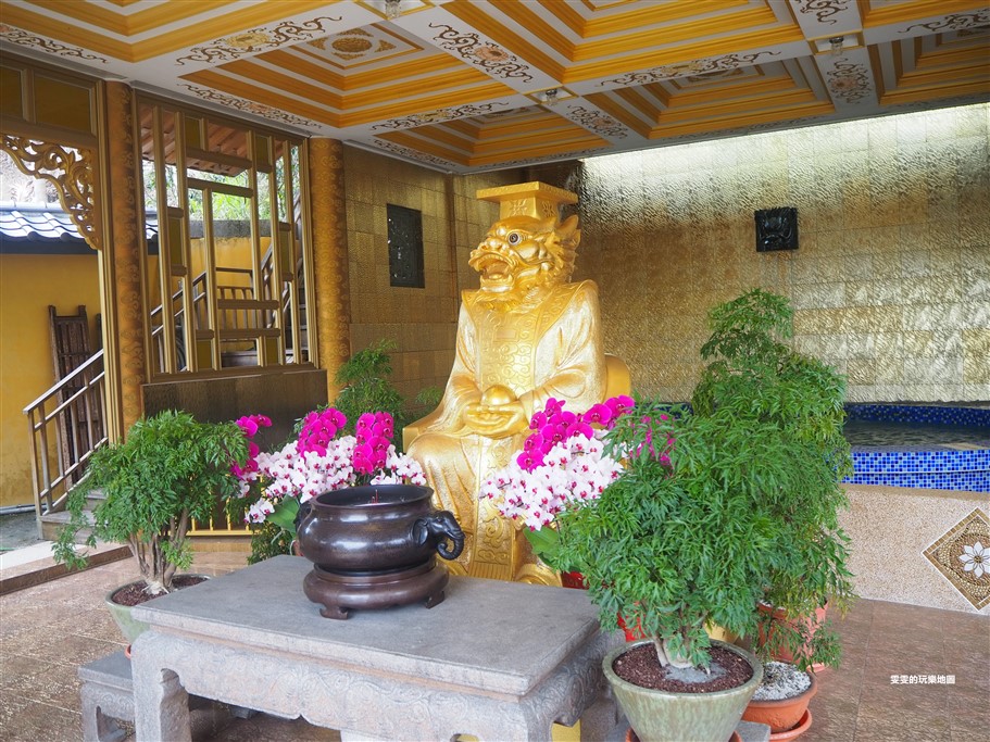 嘉義梅山。巧雲小棧，柳暗花明又一村，深山中的桃花源，金光閃閃的宛如台版的金閣寺 @雯雯的玩樂地圖